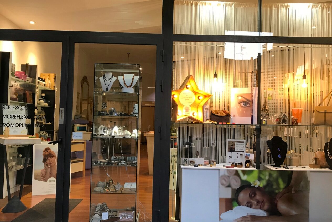 Escaparate de Lakshmi con bisutería y complementos